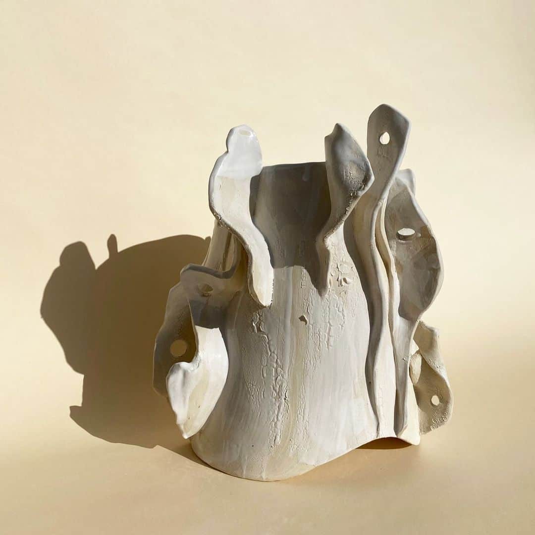アポロジーさんのインスタグラム写真 - (アポロジーInstagram)「The coral friend /// /// L’ami Corail  #coral #ceramic #pot #pottery #unic #art #studio #crackled #whiteglaze」5月29日 13時55分 - olivia_cognet