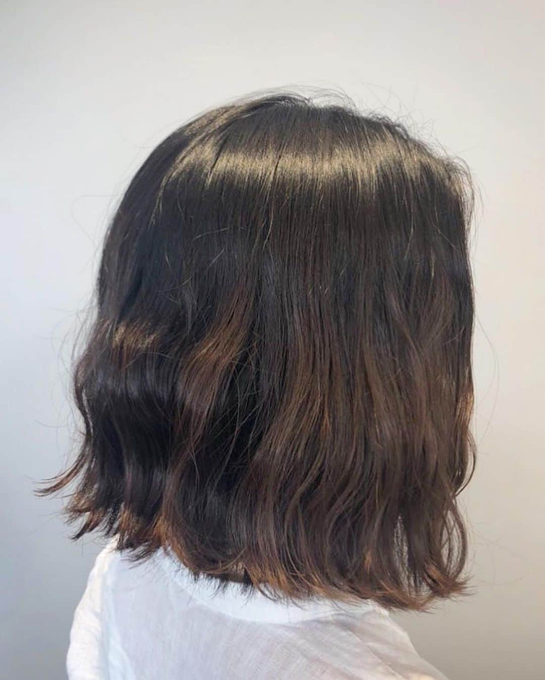 工藤采佳さんのインスタグラム写真 - (工藤采佳Instagram)「ゆるふわウェーブ❤✨ この髪型好きでテンションあがった🥰 なんかワンちゃんみたい🐕 他にも巻き髪や内巻きなどなど、 撮影中にセット＆シャンプーを 何度も繰り返して、 色んな髪型にセットしてもらったよ♪ 6枚目はちゃっかり半目✌️😂笑 ヘアメイク @sayori_ohara ヘアケア @la.villa.vita  今回は、新商品の撮影でした。 いつもありがとうございます✨ お陰様で私の髪の毛はツヤツヤです♪ . #ゆるふわ#ボブ#ショートボブ #ヘアスタイル#ヘアアレンジ#撮影 #ナチュラルメイク#ヘアメイク #lavillavita#ヘアケア#新商品」5月29日 13時58分 - kudo__ayaka