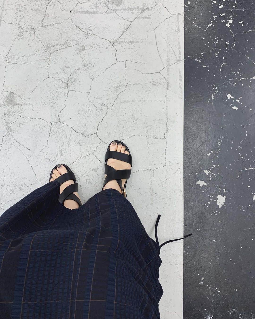 中村真里さんのインスタグラム写真 - (中村真里Instagram)「.﻿ 次回のnew sandal は中底にクッション性を持たせてるのでとても履きやすい😌レザーで、程よい光沢が上品な印象です◎﻿ ﻿ ◽︎ Cross strap leather sandal (6/3-)﻿」5月29日 14時04分 - _marinakamura_