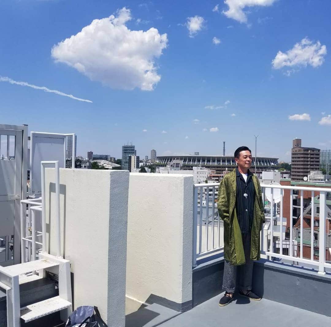 光石研のインスタグラム：「本日Penの撮影中に遭遇しました✈️☁️ とても楽しみな企画が進行中なのでお楽しみに👏  #penmagazine  #東京古着日和  #医療従事者に感謝  #ブルーインパルス 【by staff】」