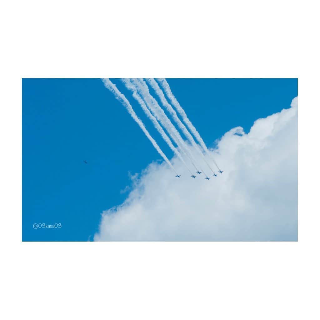 紗々さんのインスタグラム写真 - (紗々Instagram)「やっと、飛んでる #ブルーインパルス が見れました😭😭😭✨✨ * お天気にも恵まれて、最高の飛行でした✈️✈️✈️✈️✈️✈️✨✨✨ * めちゃくちゃ元気出ました😭😭😭‼️ * 医療従事者の皆様と、航空自衛隊の皆様に心から感謝です。 * #航空自衛隊 #医療従事者にエールを #感謝 #blueimpulse #photography #thankyou」5月29日 14時06分 - 03sasa03