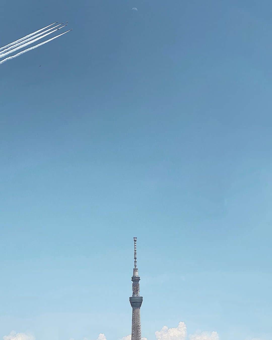 uoriのインスタグラム：「事務所の上を飛んでくれました。 #医療従事者に感謝  #clapforourcarers  #ブルーインパルス  #tokyoskytree  #blueimpulse   In order to thank the medical professionals fighting against the new coronavirus, the Air Self-Defense Force's aerobatics team "Blue Impulse" flew above Tokyo today.」