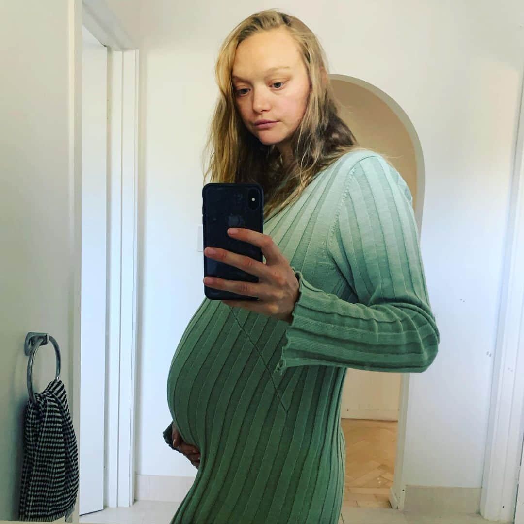 のインスタグラム：「Almost there! @ 38 weeks ✌🏻」