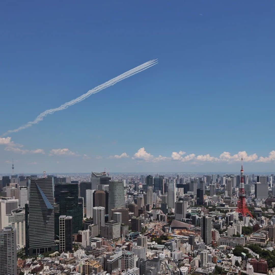Tokyo City View 六本木ヒルズ展望台のインスタグラム：「✈ブルーインパルス 先ほど、航空自衛隊のアクロバットチーム「ブルーインパルス」が、新型コロナウイルス感染症に対応する医療従事者等の方々へ敬意と感謝の気持ちを届けるため、都心上空を飛行しました。❤ 六本木ヒルズ展望台 #東京シティビュー から撮影！📸 #ブルーインパルス #医療従事者にエールを #東京タワー #東京スカイツリー #荒谷良一」