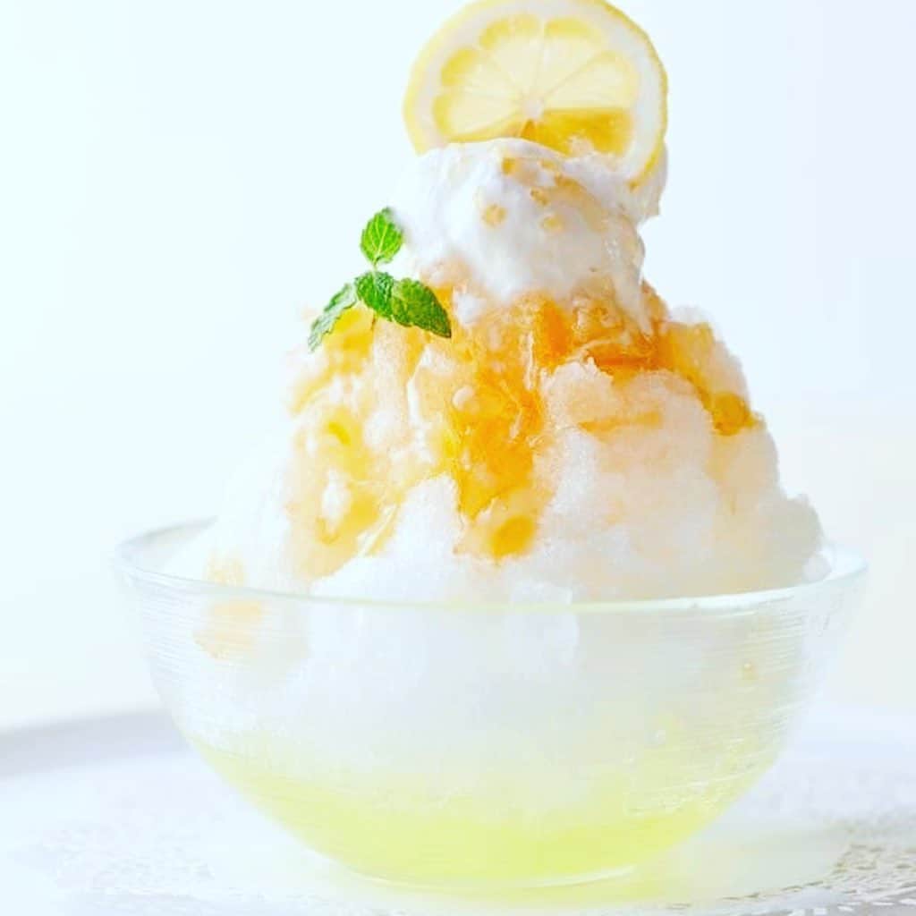 ホテルニューオータニ博多さんのインスタグラム写真 - (ホテルニューオータニ博多Instagram)「【Frappe Collection 2020】 🍋今年の夏はさわやかに✨  NEW「ハニーレモン」  オリジナルの蜂蜜ソースと、パチパチとはじけるキャンディーをトッピングした新食感のフラッペ。 レモン味のマンナンはカラダにも優しい。 爽やかな風味と甘さが楽しめるこの夏、一押しのフラッペです❣️ 定番人気の「星の利休」 八女・星野村産の厳選した茶葉を使い、オリジナルブレンドしたシロップで極上の味を醸しています。 口の中で上品に溶けていく余韻をお楽しみください。 . ◇ハニーレモン レギュラー　￥1,200／スモール　￥1,000 . ◇星の利休 レギュラー　￥1,000／スモール　￥800 . 期間：6月1日（月）～9月30日（水）  #かき氷#フラッペ #夏の風物詩 #かき氷はじめます #ホテルグルメ #抹茶#宇治金時 #ハニーレモン #マンナン#こんにゃく寒天ゼリー  #ホテルニューオータニ博多」5月29日 14時14分 - newotani_hakata_official