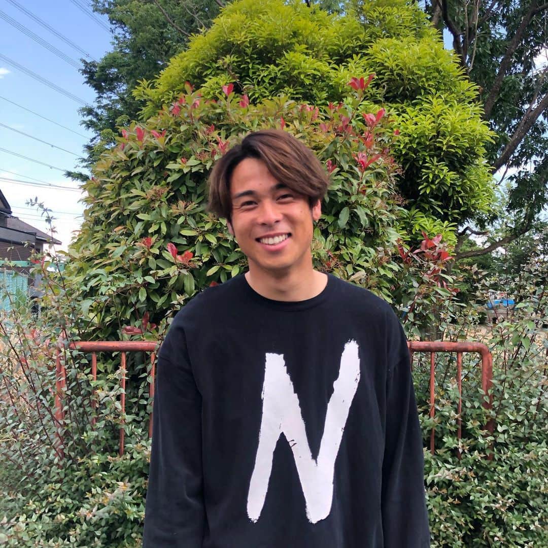 のインスタグラム：「コロナで練習が休みになってから天気の良い日は散歩に行くことが増えました！ 朝散歩をすると朝ごはんもたくさん食べられてとても健康的な気分になります😂 緊急事態宣言が解除になりましたが引き続き3密を避ける行動を心がけましょう！ #オーバーサイズのTシャツ　#初挑戦　#吉尾スタイル　#groundnace #グランダンエース」