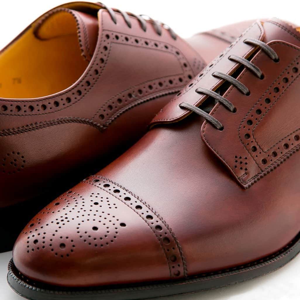ユニオンインペリアルのインスタグラム：「. UNIONIMPERIAL -premium- art. U1541 material: Annonay union box calf @tanneriedannonay  Handsewn welted construction  Last: S53 -2E 後方屈曲木型 Made in Japan  #unionimperial  #ユニオンインペリアル  #unionroyal #ユニオンロイヤル  #handsewnwelted  #後方屈曲木型  #後方屈曲木型は足なりに肉付きが中央から内側に寄って踵も内側に屈曲しています  #革靴好き  #革靴好きと繋がりたい  #classicshoes  #shoegazing  #shoestagram  #menshoes  #mensshoes  #leathershoes  #derbyshoes  ##革靴  #レザー  #革  #紳士靴  #madeinjapan  #職人 #手仕事  #革靴倶楽部」