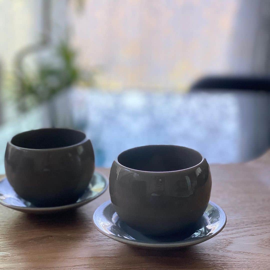 meguri.kさんのインスタグラム写真 - (meguri.kInstagram)「最近緑茶飲む機会が増えた🍵飲むと心がホッとする🙈❤️ ・ プレミアムクロワッサンラスクと共に🍵 ・ クロワッサンのラスクなんて初めて食べた🙈❤️しかもフランス産高級バターを使用した究極のクロワッサンとして有名なお店　@san_croissant さんの✨ ・ ザクザクなのにフワッとしてる🙈こりゃたまらん🙈❤️美味しさ伝わらないのが残念😂 ・ お茶の時間をより心地よいモノにする為に湯飲み茶碗にも拘りを…って事で a.depecheオリジナルの陶器シリーズ「EN」を迎え入れました✨ ・ コロンっと可愛いフォルム❤️ ・  釉薬の独特な色味、ツヤと絶妙なムラ感が味わい深い🙈❤️ ・ このニュアンスのあるグレーがたまらなく好み❤️ ・ 　@hinatalife  でgetしたよ♫ ストーリーから飛べる様にしてます😊 a.depecheさんのオリジナル商品が買えるのは嬉しい😆❤️ ・ ---------------------------------- ★10％OFFクーポン★ クーポンコード：【hinatalife10】 有効期限：5/31 23：59まで ※5000円以上（商品代金のみ）のお買物でご利用可能 ---------------------------------- ・ #湯飲み#湯呑み#adepeche#アデペシェ#カップ#湯飲み茶碗#en#陶器#ひなたライフ#hinatalife #ひなたライフフレンド#PR#インテリア#interior#暮らし#おうちかふぇ#ティータイム#南部鉄器#暮らしを楽しむ#シンプルライフ#暮らしを整える#日々の事#くらし#北欧#丁寧な暮らし#一条工務店#ismart  #ナチュラルインテリア#プレミアムクロワッサン専門店三#ラスク」5月29日 14時21分 - meguri.k