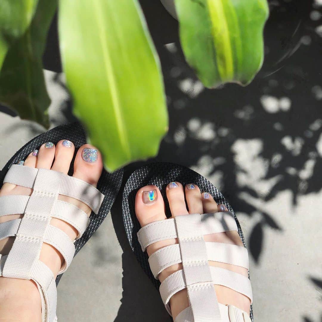 月本えりさんのインスタグラム写真 - (月本えりInstagram)「やっとネイルサロンに行けた💅😭 手足やりたかったけど滞在時間長くなると😷心配だから1時間ちょいで出来るフットネイルだけやりました😙 同色のグリッターとクローム☀️✨ #nails #gelnails #footnail #glitter #mirrornails #teva #sandals #finally #beauty #💅 #happy」5月29日 14時22分 - eritsukimoto
