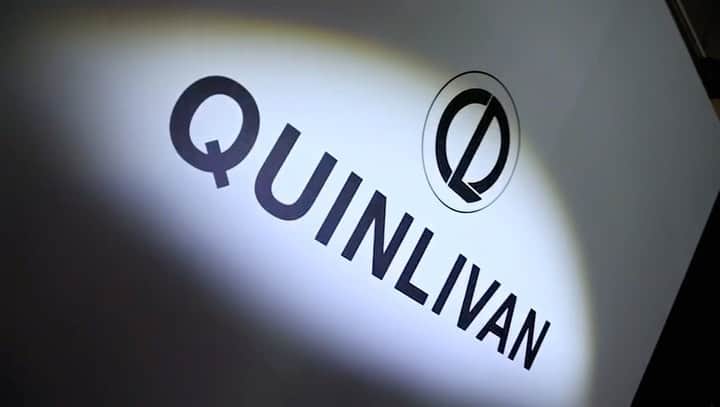 のインスタグラム：「很開心“QUINLIVAN”彩拋正式上市了！ 謝謝我的團隊們，這一年我們一起經歷了10幾次的設計、打樣與籌備，終於打造出舒適度、色澤和諧度符合亞洲人眼球弧度與深瞳色的“QUINLIVAN”。希望大家都可以找到適合自己的瞳色!❤️ @quinlivan_official #renecaovilla #stellamccartney #boucheron  警語： 1. 配戴一般隱形眼鏡須經眼科醫師驗光配鏡取得處方箋，或經驗光人員驗光配鏡取得配鏡單，並定期接受眼科醫師追蹤檢查。 2. 本器材不得逾中文仿單建議之最長配戴時數、不得重覆配戴，於就寢前務必取下，以免感染或潰瘍。 3. 如有不適，應立即就醫。  慕│微美瞳彩色日拋隱形眼鏡 產品許可字號衛部醫器製字第006644號  北衛器廣字第10905037號」