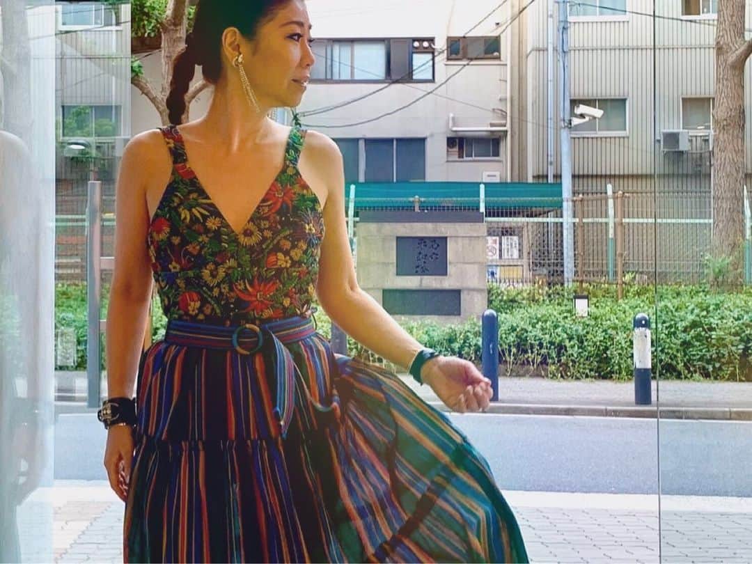 Taki Tanakaさんのインスタグラム写真 - (Taki TanakaInstagram)「ＭＵＬＴＩＣＯＬＯＲＥＤ #🌈 tops #31philliplim  skirt #zimmermann  earrings,shoes #miumiu  マルチカラーの花柄xストライプの楽しいミックス。 軸となる色に共通なものがあれば以外と簡単にコーデできますよ♡ #ファッションは自由 #良いもの好きなものを長く愛そう  @iza_official  SHOPIZA.com  #izastagram」5月29日 14時36分 - tanakataki