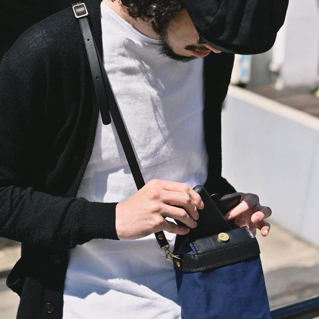 HERZ ヘルツさんのインスタグラム写真 - (HERZ ヘルツInstagram)「キナリ×キャメル2020﻿ ﻿ 仙台店：庄子が作ったのは二眼レフカメラを模したショルダーバッグ(NE-MINISB)。﻿ かぶせを上から開けるアクションが楽しい鞄です。﻿ ﻿ ﻿ 日本製キャンバスとヘルツのオリジナルレザーで作った鞄たち。﻿ プロフィールのURLからオンラインショップやブログをご覧いただけます。﻿ ﻿ ﻿ #HERZ﻿ #ヘルツ﻿ #キャンバス﻿ #倉敷帆布﻿ #革鞄﻿ #leather﻿ #shoulderbag﻿ #minibag﻿ #ミニショルダー﻿ #ポシェット﻿ #コンパクトショルダー﻿」5月29日 14時51分 - herz_bag