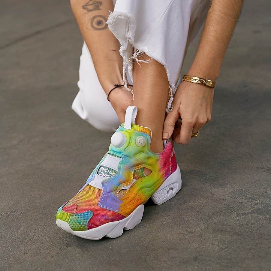 のインスタグラム：「LGBTQ+コミュニティのプライドに敬意を表し、リーボック代表モデルにレインボーカラーを採用したスニーカーコレクション「All Types of Love」。 #AllTypesOfLove」