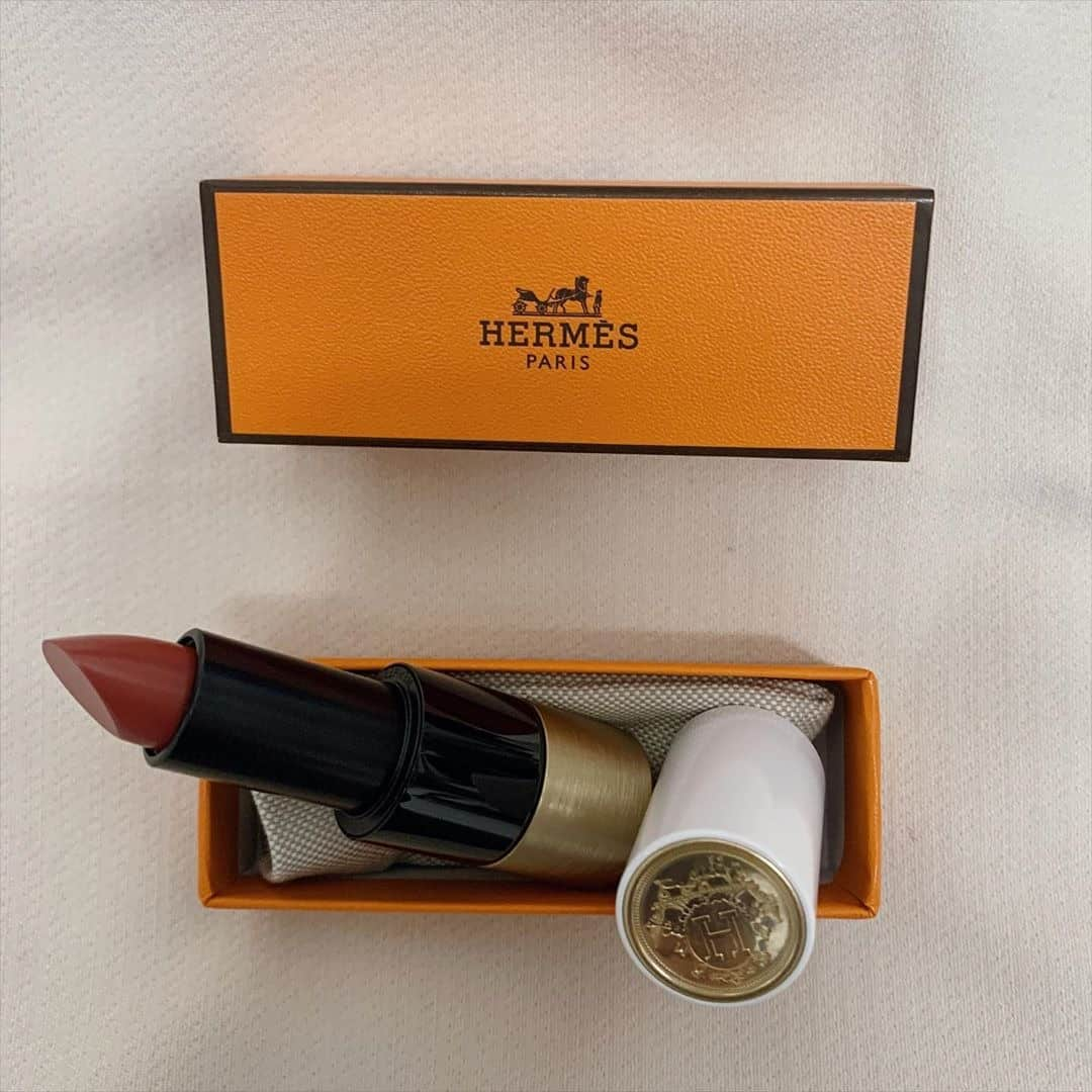 RiLiさんのインスタグラム写真 - (RiLiInstagram)「大人に近づく💄【エルメスリップ】❤️ ..... ハイブランドのHERMÈS（エルメス）からルージュが販売されているって知ってる❓【エルメスリップ】でちょっぴり大人気分を😻❤️ カラーは発色がよくて長持ち💡少し背伸びしたいってときはリップを変えてみるのも一つの手段だよ✊自分にあったリップを見つけてね😉 店舗では銀座や新宿など、決まった店舗のみの販売だから要チェック✔️オンラインでも販売されているからのぞいてみてね💄 ❣❣❣❣❣ サイトやSNSで掲載させていただくお写真募集中😘📸 かわいいコーデやアイテム、注目スポットなどが撮れたら、ハッシュタグ→#rili_tokyo  を付けて投稿❗ ． Special Thanks💋 Photo by . @lapin._.rose  @08_hinata11 @b_______lue  @lien_marinaa  @__osaknx.7 . #春 #HERMES #エルメス #ルージュ #エルメスリップ #口紅 #デパコス #パケ買い #パケ買いコスメ #プレゼント #誕生日プレゼント #ベージュコーデ#ワントーンコーデ #シンプルコーデ  #カジュアルコーデ #ガーリーコーデ #置き画 #置き画くら部 #今日のコーデ #コーデ #コーディネート #RiLi  #おしゃれさんと繋がりたい #お洒落さんと繋がりたい #ファッション #패션스타그램 #ootd #outfit」5月29日 15時02分 - rili.tokyo