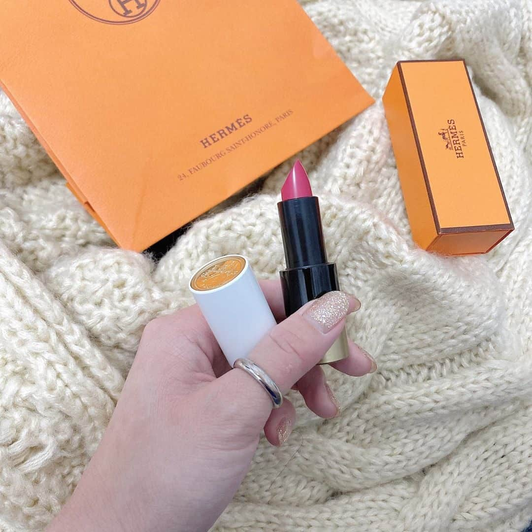 RiLiさんのインスタグラム写真 - (RiLiInstagram)「大人に近づく💄【エルメスリップ】❤️ ..... ハイブランドのHERMÈS（エルメス）からルージュが販売されているって知ってる❓【エルメスリップ】でちょっぴり大人気分を😻❤️ カラーは発色がよくて長持ち💡少し背伸びしたいってときはリップを変えてみるのも一つの手段だよ✊自分にあったリップを見つけてね😉 店舗では銀座や新宿など、決まった店舗のみの販売だから要チェック✔️オンラインでも販売されているからのぞいてみてね💄 ❣❣❣❣❣ サイトやSNSで掲載させていただくお写真募集中😘📸 かわいいコーデやアイテム、注目スポットなどが撮れたら、ハッシュタグ→#rili_tokyo  を付けて投稿❗ ． Special Thanks💋 Photo by . @lapin._.rose  @08_hinata11 @b_______lue  @lien_marinaa  @__osaknx.7 . #春 #HERMES #エルメス #ルージュ #エルメスリップ #口紅 #デパコス #パケ買い #パケ買いコスメ #プレゼント #誕生日プレゼント #ベージュコーデ#ワントーンコーデ #シンプルコーデ  #カジュアルコーデ #ガーリーコーデ #置き画 #置き画くら部 #今日のコーデ #コーデ #コーディネート #RiLi  #おしゃれさんと繋がりたい #お洒落さんと繋がりたい #ファッション #패션스타그램 #ootd #outfit」5月29日 15時02分 - rili.tokyo