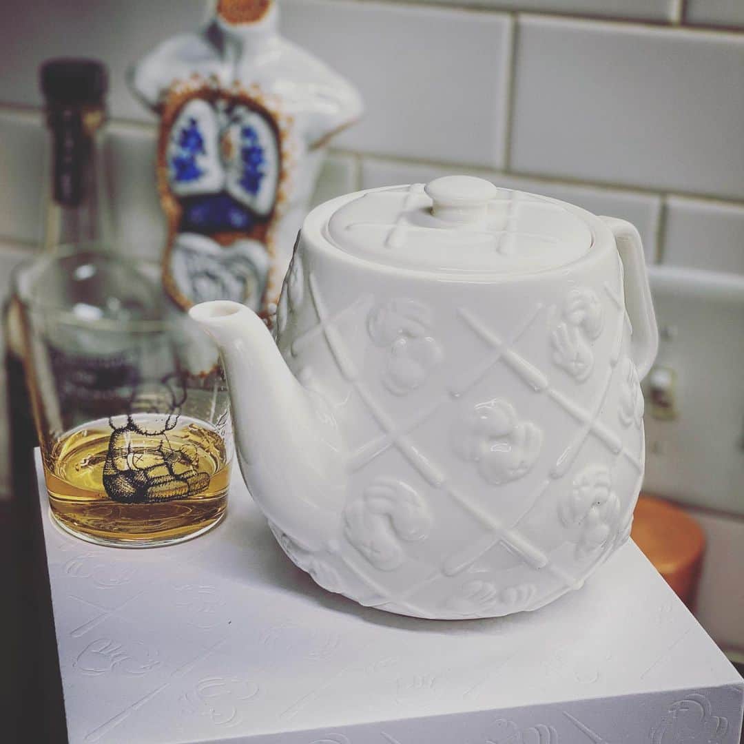 呉建豪のインスタグラム：「Lovin the new teapot, perfect pour for my tea-quila ☕️🥃 thank you @kaws @sklamallrightsreserved @arr.allrightsreserved #kaws #allrightsreserved©」