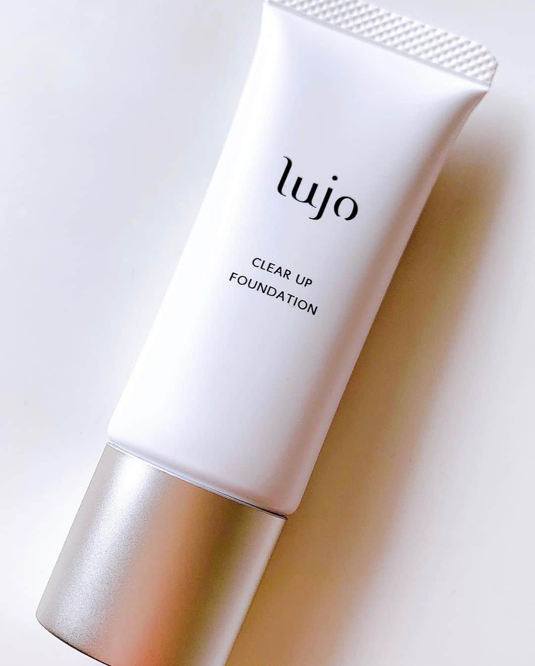 美香さんのインスタグラム写真 - (美香Instagram)「3月に発売になったばかりの【lujo】クリアアップファンデーション  @lujo_jp をいただきました！ ヒト幹細胞培養液が配合されている美容液ファンデ💗スキンケアしながらメイクをする。 肌をカバーしながら美しくなれるなんて、最新のテクノロジーってすごいですよねー☺️！ 肌にしっとり馴染むセミマットな仕上がりだったので、わたしはパウダーなしでこのリキッドファンデのみで使用しました。 これはリピートしたいなぁ。 カバー力があるので気になる部分には重ね付けをしたらコンシーラ要らず🙆‍♀️ 日々進化し続ける美容業界。新しいコスメとの出会いはワクワクしますね。 #lujo #ルジョ－ #lujoクリアアップファンデーション #美容液ファンデーション #ヒト幹細胞コスメ #pr」5月29日 15時02分 - mikaofficial99
