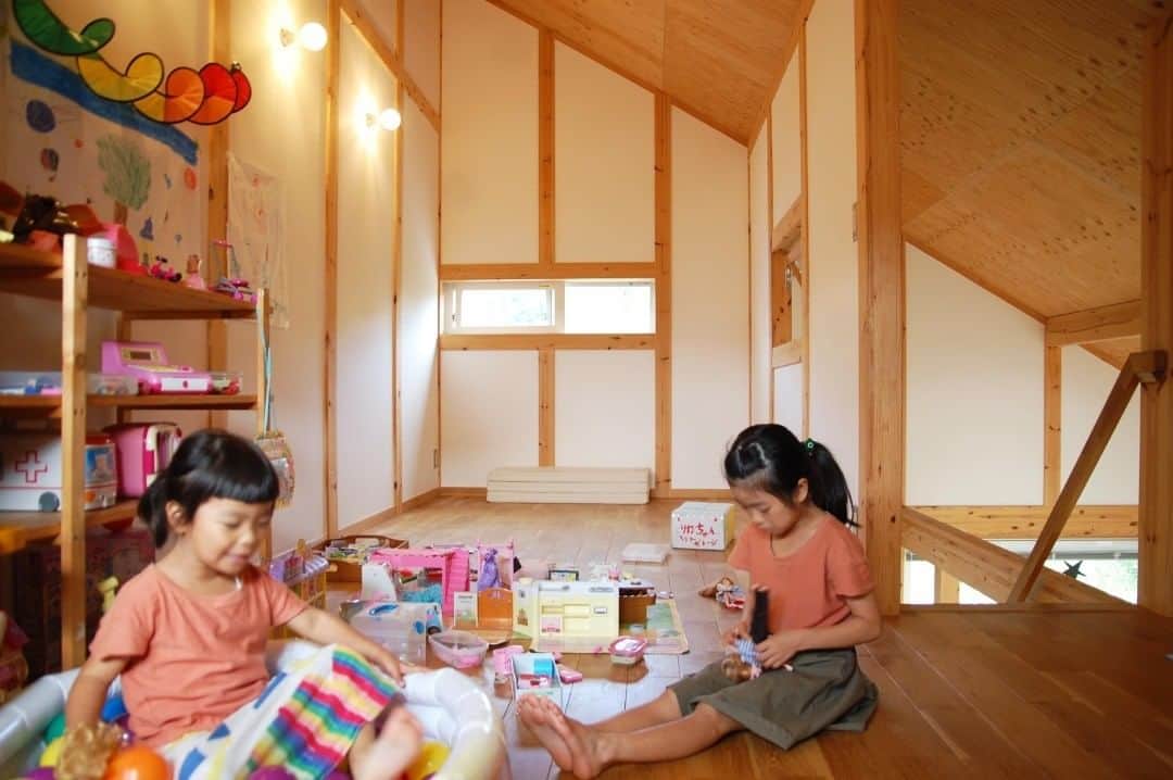 田中工務店／大阪／木の家さんのインスタグラム写真 - (田中工務店／大阪／木の家Instagram)「. 3階はキッズスペースに。 壁で間仕切ることはせず、フリースペースとする。 子どもが幼いうちは、好きなことを好きなだけさせてあげたい。 . 暮らしのアイデア・写真は👇🏻のタグからどうぞ @tanaka.komuten #tanakakomuten_loft . ----------------------------- 家を建てること、それはいい時間を手に入れることを。 @tanaka.komuten は大切な人との豊かな時間という価値を、設計士とつくる木の家づくりを通して、お客様に届けることを目的としている大阪北摂・吹田市にある工務店です。 この価値観と合う方はぜひフォローください🤲🏻✨ . #子ども部屋 #フリースペース #キッズコーナー #暮らしを楽しむ #シンプルな暮らし #インテリア雑貨 #注文住宅大阪 #注文住宅 #北摂 ##吹田市 #豊中市 #箕面市 #池田市 #茨木市 #roomclip」5月29日 15時03分 - tanaka.komuten