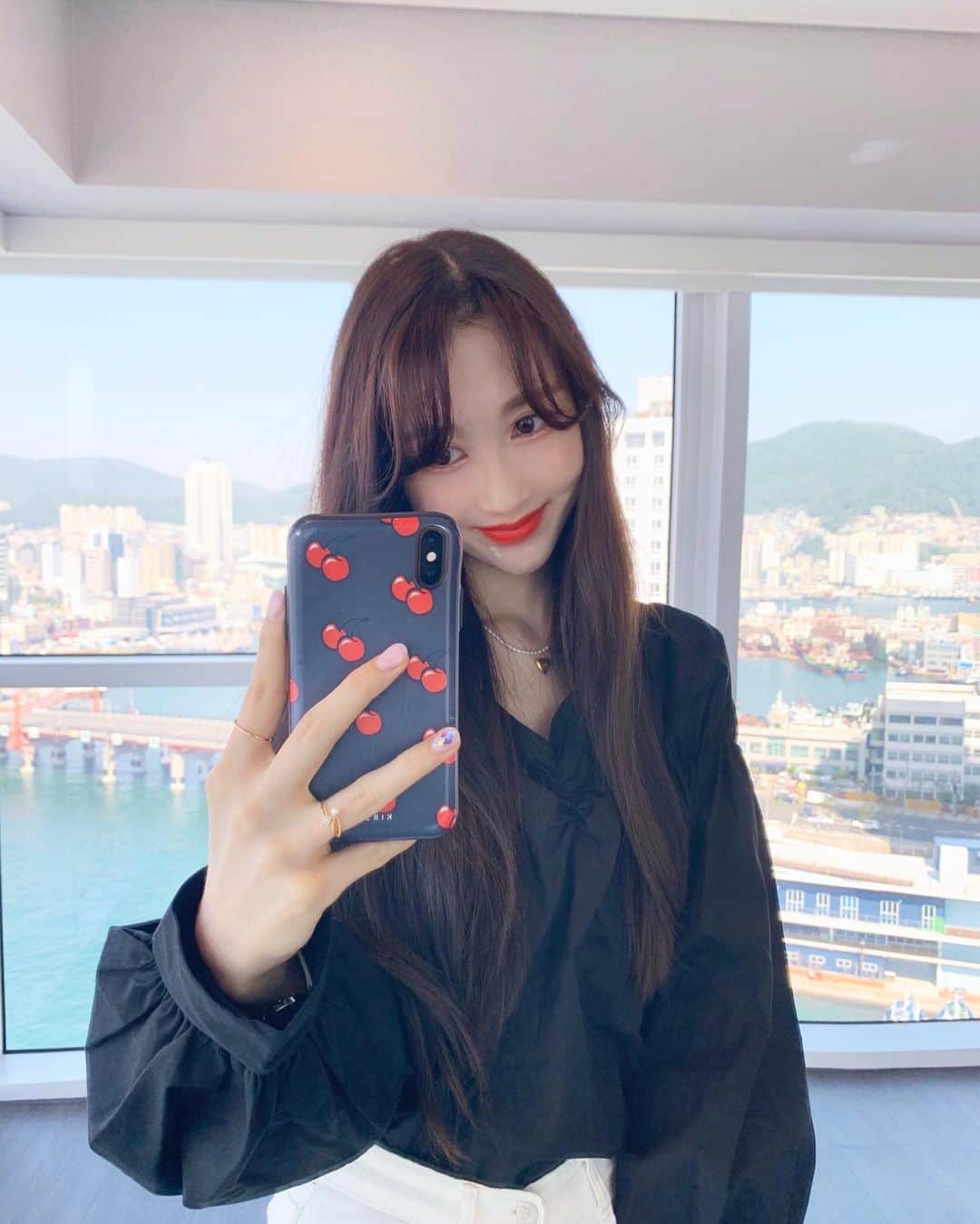 のインスタグラム：「NEW HAIR🖤 #헤어스타일 #머리염색」