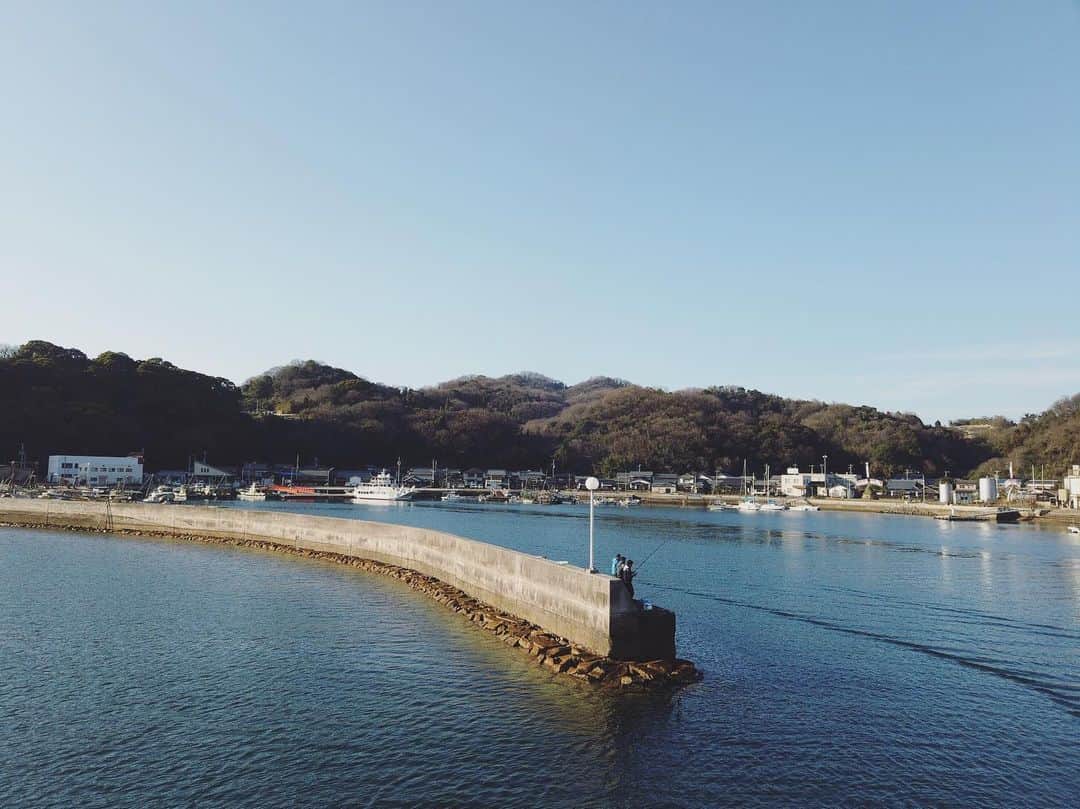 森郁月さんのインスタグラム写真 - (森郁月Instagram)「ニッポン島旅﻿ 「愛媛・大島 故郷の“とうどおくり”」﻿ が放送されます(^^♪﻿ ﻿ NHKBS4Ｋより﻿ 6月2日(火)午後9:00〜9:30﻿ よろしくお願いします〜！！﻿ ﻿ 今回は愛媛県大島で﻿ 毎年成人の日に行われてきた伝統行事﻿ ”とうどおくり“に参加してきました。﻿ ﻿ この写真がその”とうど”さん﻿ 12mもの高さがあり、﻿ のぼりには家ごとに﻿ 子供や孫たちの名前が書かれていました。﻿ ﻿ ”とうどおくり“に﻿ かかわる人々の話を聞いて、﻿ これからもこの行事が﻿ 継承されるといいなと思います🤝﻿ ﻿ ﻿ ﻿ ﻿ ﻿ ﻿ #島旅 #旅 #日本 #離島 #愛媛県 #新居浜市 #新居大島 #大島 #とうどおくり #伝統行事 #ドキュメンタリー #歴史 #風土 #文化」5月29日 15時08分 - katsukimori1227