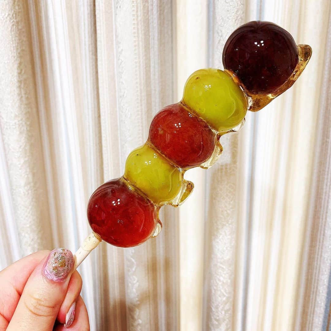 山岸理子のインスタグラム：「* 🍇🍇🍇🍬 ・ ・ ・ ・ #tsubaki_factory #山岸理子 #ぶどう飴 #作ってないよ #スーパーで #買ったよ #笑笑 #3時のおやつ #動画も #撮ってみたよ #かーらーすー #なぜ鳴くの #🤔」