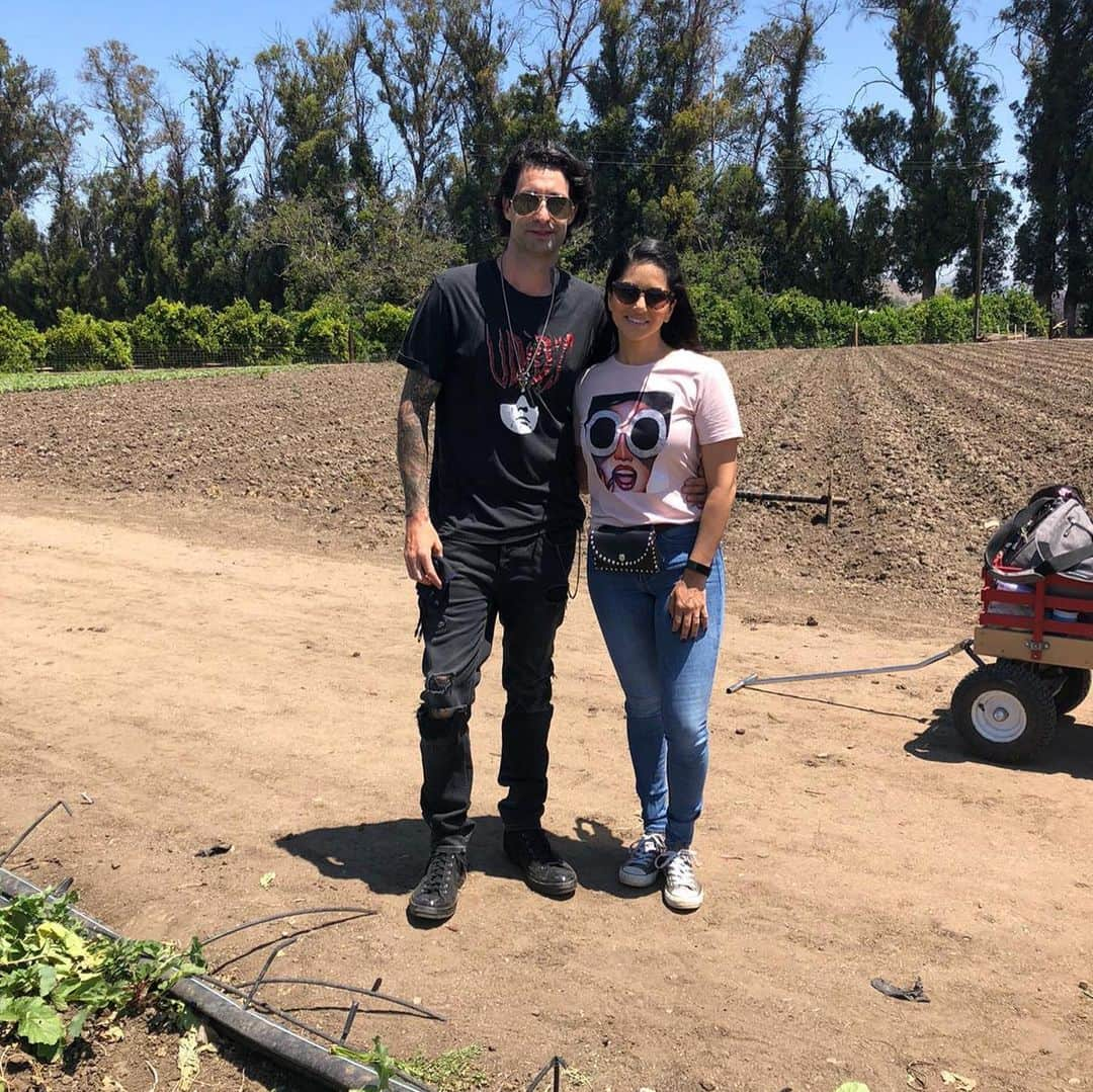 サニー・レオーネさんのインスタグラム写真 - (サニー・レオーネInstagram)「Went to the farm today with @dirrty99 we are now picking our own veggies straight from Mother Earth! :) great day!」5月29日 15時18分 - sunnyleone