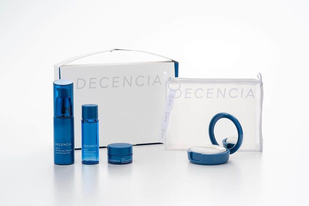 DECENCIA(ディセンシア)のインスタグラム：「“おうち美白”が楽しくなる♪ サエル ホワイトニング キット テーマは “VS.summer” ・ 敏感肌のための攻めの美白を後押しするアイテムたちを、ハンドバッグ型のパッケージにセットしました。 このバッグをお供に、ハッピーな気持ちで“おうち美白”を楽しんでほしい、そんな願いを込めた数量限定の夏のキットです。 ・ キット内容は、 ①サエル ホワイトニング エッセンス コンセントレート EX 医薬部外品 ＜敏感肌用美容液＞ 36mL ②サエル ホワイトニング ローション コンセントレート 医薬部外品 ＜敏感肌用化粧液＞ ミニサイズ20mL ③サエル ホワイトニング クリーム コンセントレート 医薬部外品 ＜敏感肌用クリーム＞ ミニサイズ9g ④サエル ホワイトニング フェイスパウダー コンセントレート 医薬部外品 ＜敏感肌用フェイスパウダー＞ 8.5g ⑤DECENCIA×zeroオリジナルポーチ 幅150mm 奥行60mm 高さ110mm ※①以外は非売品です。 ・ キットでだけ楽しめる特別アイテムは下記の２つ。 ◆サエル ホワイトニング フェイスパウダー コンセントレート メークしながら美白ケアができ、夕方まで美しく心地よい仕上がりが続きます。 SPF35、PA+++で窓から入る紫外線もブロック。紫外線吸収剤不使用で、鏡付き。 ◆DECENCIA×zero オリジナルポーチ 梅野聡氏デザイン/ウインセス社ブランドの、存在感を限りなく“ゼロ”に近づけた空気のように軽いポーチ「zero」とコラボしました。目の細かいポリエステルメッシュの織生地で、皮膚に近い感触が得られるのが特徴です。半透明の素材からポーチの中が透けて見え、おしゃれかつ便利にお使いいただけます。 サイズ：幅150mm 奥行60mm 高さ110mm ・ DECENCIA伊勢丹新宿店及び、三越伊勢丹ECサイト「meeco」にて数量限定で発売いたします。 期間 : 2020年5月29日(金)から ※数に限りがございますので、無くなり次第終了とさせていただきます。 価格 : ￥10,000(税抜) ・ //////// #おうち時間 #おうち美白 #VSsummer #サエルホワイトニングキット #シミケア #伊勢丹新宿店 #meeco #数量限定 #敏感肌はどこまでも美しくなれる #DECENCIA #decencia #ディセンシア #敏感肌 #化粧品 #研究 #現代女性 #スキンケア #敏感肌スキンケア #敏感肌化粧品 #敏感肌コスメ #肌ケア」