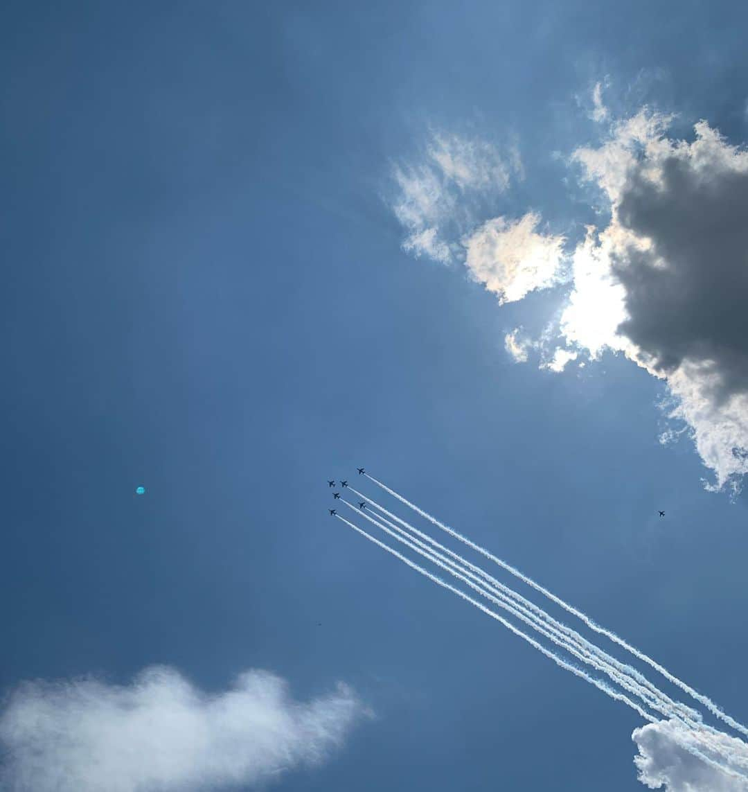 細田阿也さんのインスタグラム写真 - (細田阿也Instagram)「#ブルーインパルス #blueimpulse  #医療従事者に感謝  #空を見上げる #上を見上げる  いつぞや、、、次男を #浜松基地　#エアパーク　#エアフェスタ 連れてってあげよう✈️」5月29日 15時14分 - hosodaaya