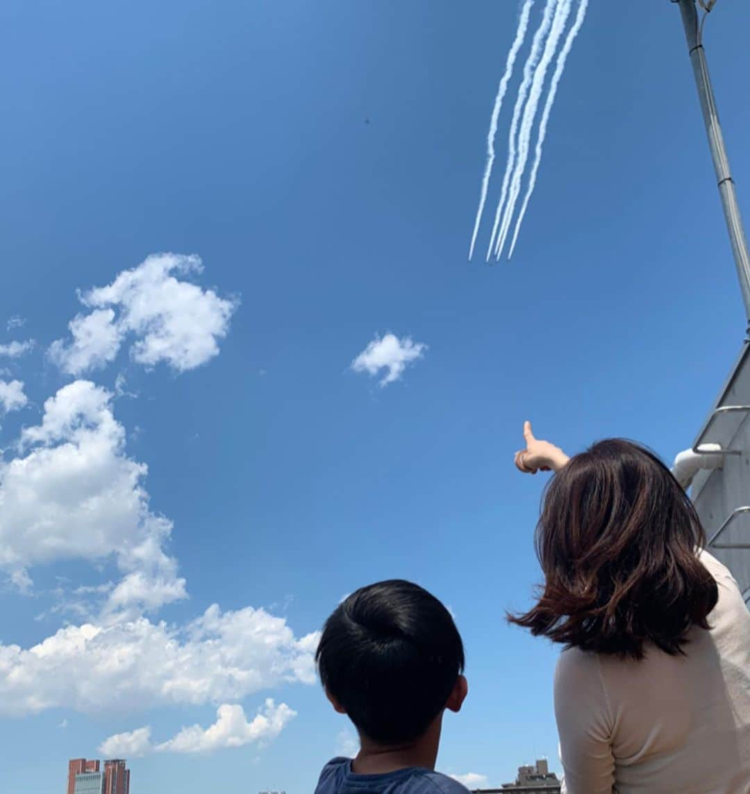 細田阿也さんのインスタグラム写真 - (細田阿也Instagram)「#ブルーインパルス #blueimpulse  #医療従事者に感謝  #空を見上げる #上を見上げる  いつぞや、、、次男を #浜松基地　#エアパーク　#エアフェスタ 連れてってあげよう✈️」5月29日 15時14分 - hosodaaya