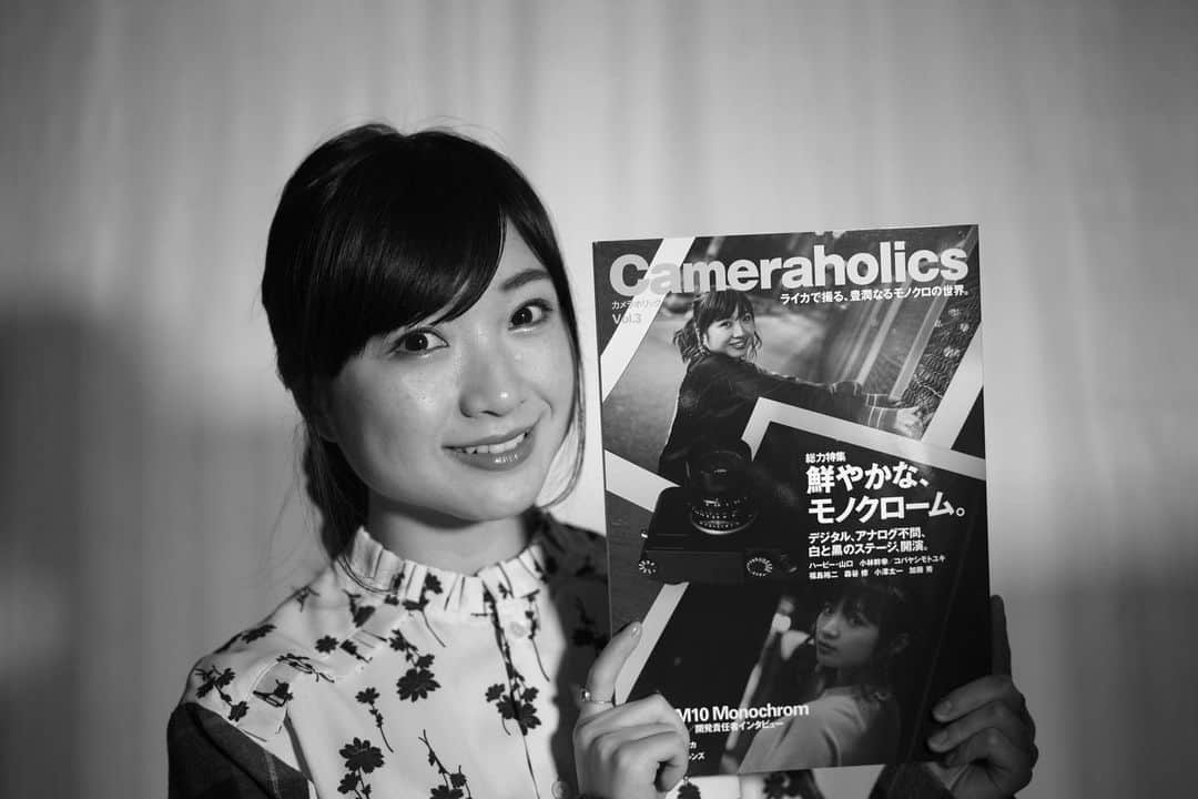 有安杏果さんのインスタグラム写真 - (有安杏果Instagram)「♪﻿ ﻿ 本日﻿ 「Cameraholics Vol.3」本日発売‼️﻿ ﻿ 先日﻿ ハービー・山口さんと電話で﻿ 対談させていただきました﻿ 久しぶりにお話できて楽しかったです﻿ ﻿ ﻿ 2月にサクライブツアーのリハ終わりに﻿ ハービーさんが撮って下さった﻿ 写真が載っています♪﻿ ﻿ まさかの表紙…恐縮です…💦﻿ ﻿ ﻿ 私はまだまだ修行中ですが…﻿ 今回のテーマは﻿ ライカで撮る街のネオンサインでした﻿ ﻿ こちらも…恐縮です…💦﻿ ﻿ ﻿ 様々な素敵な先輩写真家の皆さんの﻿ モノクロ写真がたくさん展開されていて﻿ モノクロ尽くしの一冊です✨﻿ ﻿ 是非ご覧ください!!﻿ ﻿ ﻿ カメラを持って﻿ 街に出かけて写真を撮る﻿ そんな日常が早く訪れますように…﻿ ﻿ #カメラホリック #モノクロ写真 #ライカ #cameraholic #leica #ハービー山口」5月29日 15時15分 - ariyasu_momoka_official