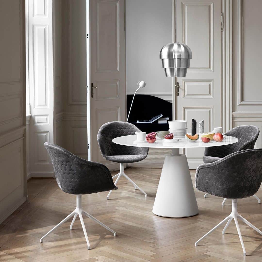 BoConceptさんのインスタグラム写真 - (BoConceptInstagram)「We love Madrid, a delicious design, enhancing dining rooms with its sharp lines and hand-casted concrete base – a process that takes six weeks!  Madrid has a choice of table top colours and is also available as a coffee table.  Yours from £1,649  #boconcept #diningroom #diningroomdesign #decor #design #homeinspiration #liveekstraordinaer」5月29日 15時15分 - boconcept_official