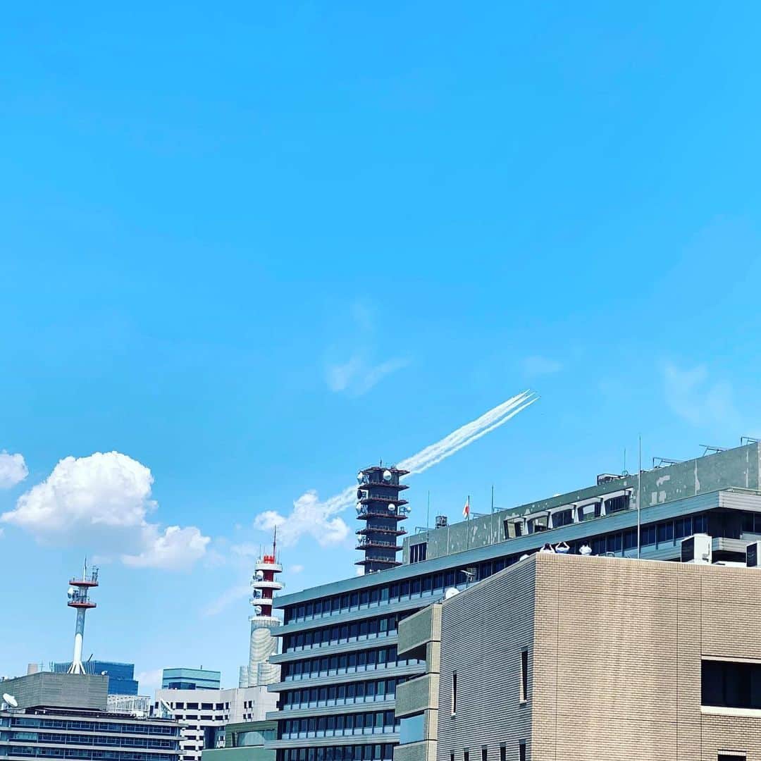 鴨志田由貴のインスタグラム：「ブルーインパルスがちょうど見えました。 通るコースで良かった！」