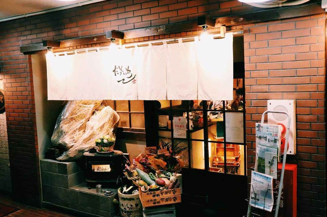 Rediscover Fukushimaさんのインスタグラム写真 - (Rediscover FukushimaInstagram)「Introducing Tasuichi, one of our favourite izakaya (Japanese pubs) in Fukushima City. 🍶🍺It has a huge range of sake available from around the prefecture, and the food menus focus on local dishes, with a modern twist! I love the sharing dish culture of visiting Izakaya, and sharing plates with friends at Tasuichi means you get to try a huge variety of local food. This Izakaya is so proud to be from Fukushima that some of their plates are even shaped like the prefecture!!」5月29日 15時26分 - rediscoverfukushima