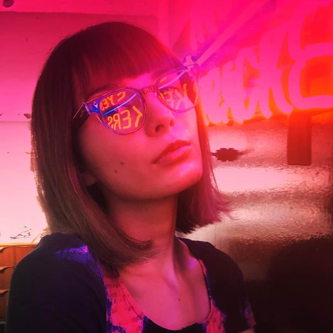 ケリーアンのインスタグラム：「❤️💗🧡💛17時にYouTube動画あがるよー！💁🏻‍♀️早く髪切りに行きたいナリ」