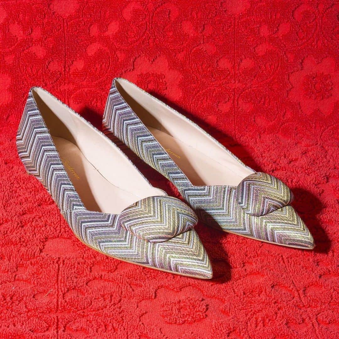 ルパートサンダーソンのインスタグラム：「All that jazz | Aga in seaweed chevron lurex | Styled by @ailsajanemiller | 📸 @willsandersphotos | #FlatShoes #Bespoke #MadeToOrder #PointyShoes #WFH #FridayFeet #RupertSanderson」