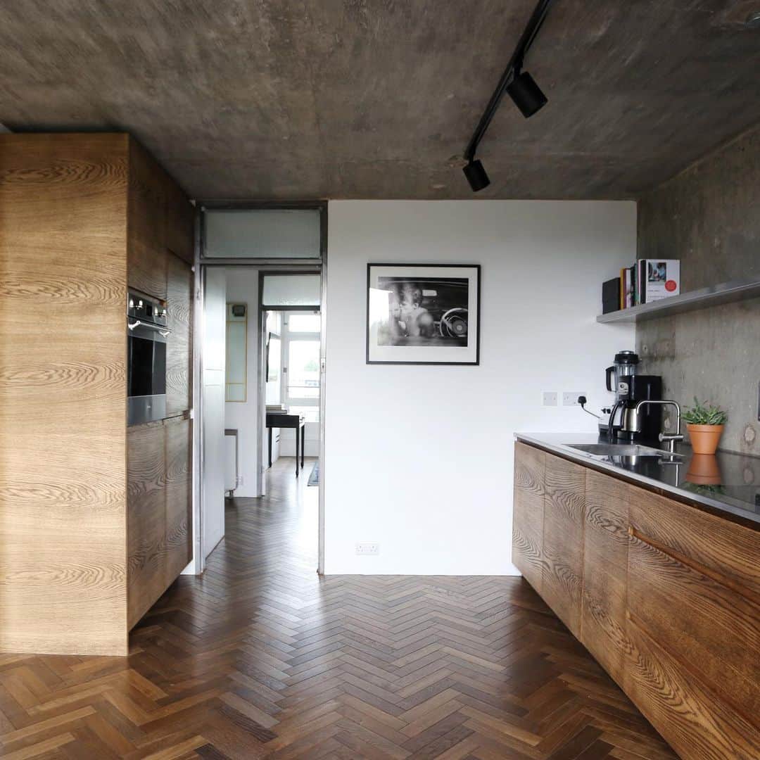The Modern Houseさんのインスタグラム写真 - (The Modern HouseInstagram)「#forsale Gold Standard: a two-bedroom apartment in Ernö Goldfinger's iconic Trellick Tower, known for its bold silhouette and distinctive concrete walkways. Head over to our Stories to see more of the space and to hear what the current owners love about living there.」5月29日 15時35分 - themodernhouse