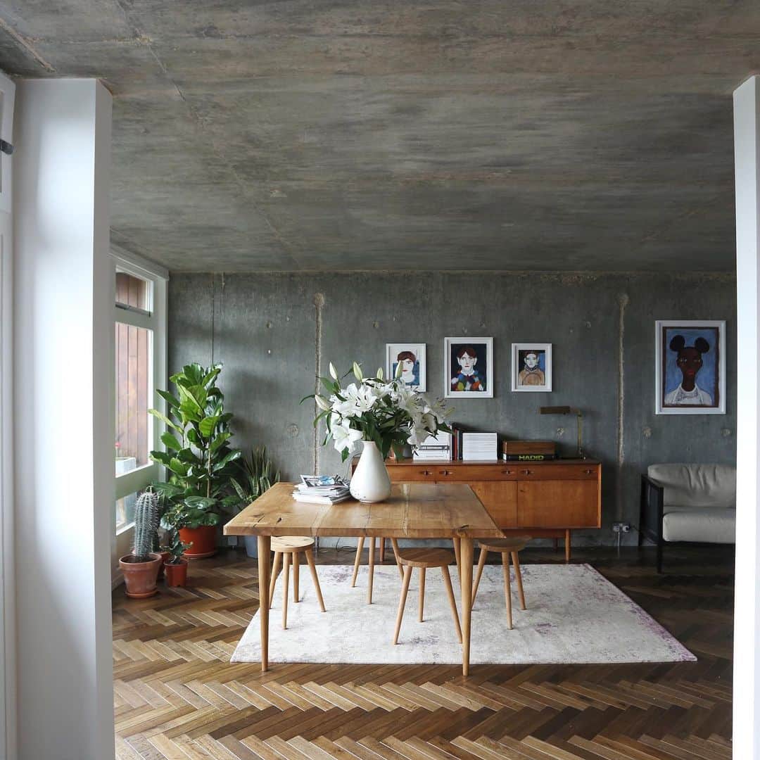 The Modern Houseさんのインスタグラム写真 - (The Modern HouseInstagram)「#forsale Gold Standard: a two-bedroom apartment in Ernö Goldfinger's iconic Trellick Tower, known for its bold silhouette and distinctive concrete walkways. Head over to our Stories to see more of the space and to hear what the current owners love about living there.」5月29日 15時35分 - themodernhouse