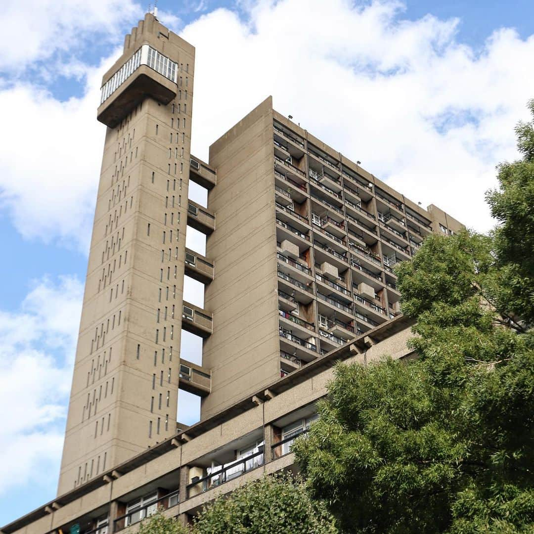 The Modern Houseさんのインスタグラム写真 - (The Modern HouseInstagram)「#forsale Gold Standard: a two-bedroom apartment in Ernö Goldfinger's iconic Trellick Tower, known for its bold silhouette and distinctive concrete walkways. Head over to our Stories to see more of the space and to hear what the current owners love about living there.」5月29日 15時35分 - themodernhouse