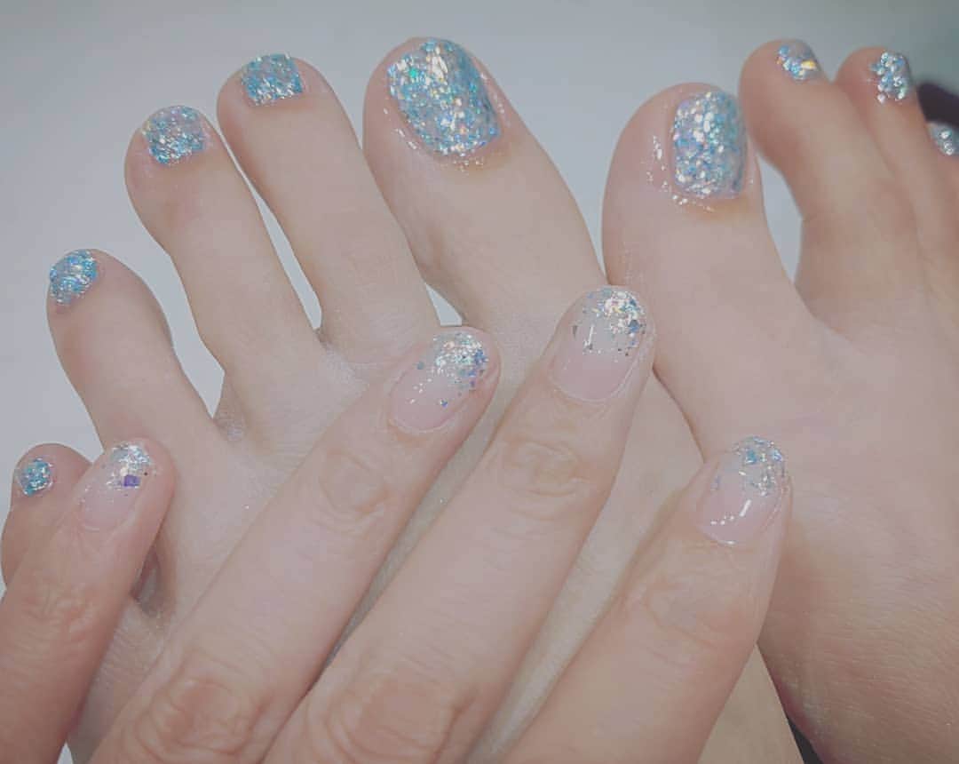 真山景子のインスタグラム：「解除後、初ネイル✨スカイブルー色なんて珍しい気分だったみたい😚💙 ☝️💅毎日の気分に合せるけどブルー珍しいチョイスだなー。」