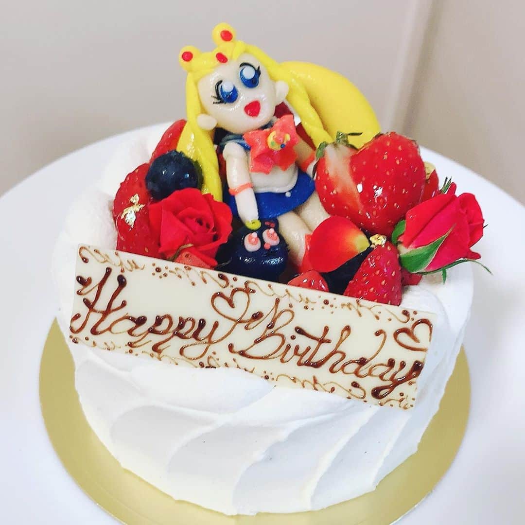 愛純もえりのインスタグラム：「今年のお誕生日ケーキ🎂 パティシエのお友達が毎年私の無茶振りに応えてマジパンでセーラームーン作ってくれます❤️🌙 . . かわええなぁ❤️❤️❤️ . . 昨日は沢山のお祝いメッセージ、各々拝見させて貰ってます‼️ ありがとうございました😊 . . いくつになっても誕生日は嬉しいものです✨🕊✨ 健康なココロとカラダ、そして家族に感謝です。 . . 歳を重ねると、不思議なことが沢山起きるなぁと。ウイルスと戦う未来、アニメの中だけの話しだと思ってたのになぁ。。。 . このようなご時世ですが、 私は今日も大爆笑して過ごしています😂😂😂」