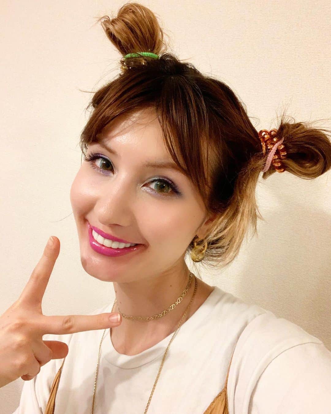 高松チェルシーリナさんのインスタグラム写真 - (高松チェルシーリナInstagram)「. またもや妹との、ふざけたYouTubeをアップしました。🎥✨w 今回は元パーリーガールのコスメ断捨離！最後はそのコスメを使ってメイクをして、お別れ会をしました😌💄✨ 久々にカラコンとかして楽しかったw . ただただ楽しそうなのでw ぜひ見てください🤣🤣 プロフィールから飛べます✈️ .  #youtube#コスメ断捨離#パリピ#パーリー狂#凄まじい色のリップたち#さようなら#大人になるってこういうこと」5月29日 15時55分 - chelsea_rina