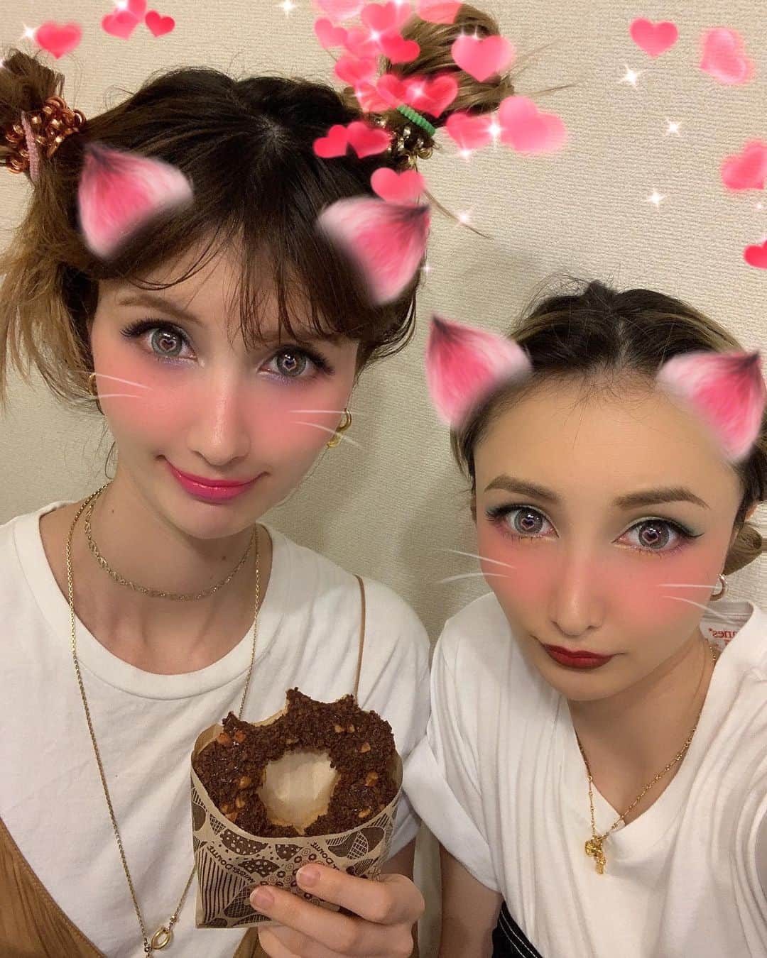高松チェルシーリナさんのインスタグラム写真 - (高松チェルシーリナInstagram)「. またもや妹との、ふざけたYouTubeをアップしました。🎥✨w 今回は元パーリーガールのコスメ断捨離！最後はそのコスメを使ってメイクをして、お別れ会をしました😌💄✨ 久々にカラコンとかして楽しかったw . ただただ楽しそうなのでw ぜひ見てください🤣🤣 プロフィールから飛べます✈️ .  #youtube#コスメ断捨離#パリピ#パーリー狂#凄まじい色のリップたち#さようなら#大人になるってこういうこと」5月29日 15時55分 - chelsea_rina