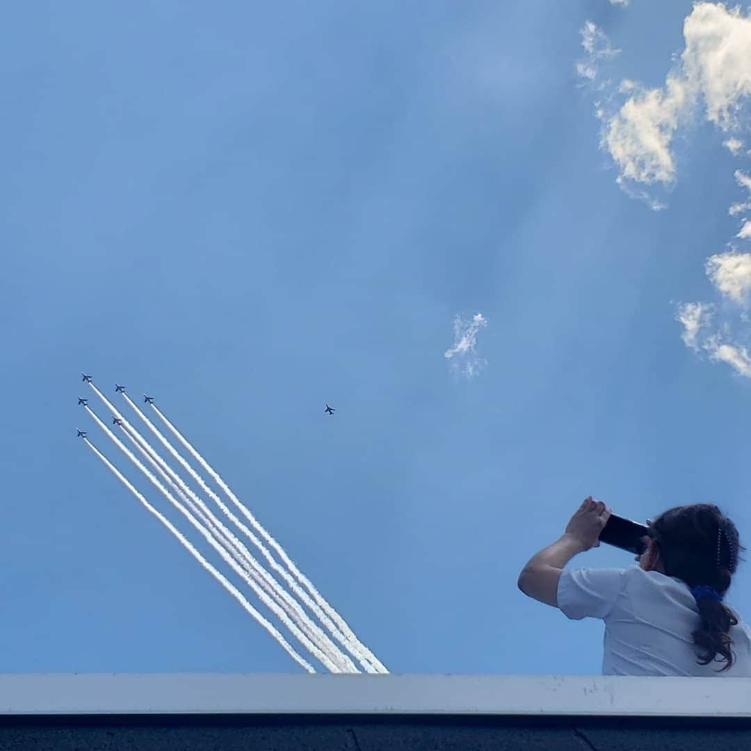 梅田陽子さんのインスタグラム写真 - (梅田陽子Instagram)「医療従事者の方へのエールをこめたブルーインパルスの飛行。 初めて拝見し、感動しました。平和で安全で安心の世の中であるように願いを込めて。  隊長さんが、高校の一期先輩だったということも知り誠に嬉しい、誇らしい。それにしても凄い技術だなぁ。  #ブルーインパルス#飛行機#飛行機好き#blueimpulse #青空#bluesky #西武学園文理高校 #隊長の福田さん飛行隊の皆さんありがとう #アナウンサー#キャスター#梅田陽子」5月29日 15時55分 - yokoumeda