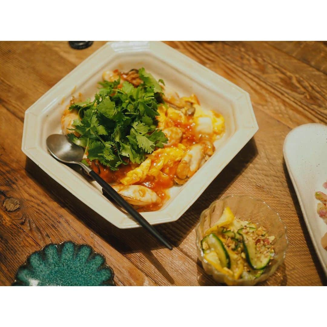高山都さんのインスタグラム写真 - (高山都Instagram)「佐賀の海男さんの牡蠣はプリップリで淡白だけどしっかりとした味わい。 コロナの影響で飲食店へ行くはずだった食材が行き場をなくしてるらしいと聞き #食材レスキュー お取り寄せした牡蠣を使って、仲良しのひさこ @hisakonamekata の提案で2画面でクッキングライブ。 牡蠣のチリソースは栗原はるみさんのレシピです。 間違いない！味です。 副菜はみじん切りにした香味野菜とメンマを塩とごま油で和えてお豆腐にかけたもの。ズッキーニの塩麹和え、残りのヤムウンセン。 #みやれゴハン ワインはひさこがくれた #MENTI このワイン大好き！！ 四角い器は　#伊藤環 さん 青いのは　#小澤基晴 さん 長皿は @3rd_ceramics」5月29日 15時55分 - miyare38