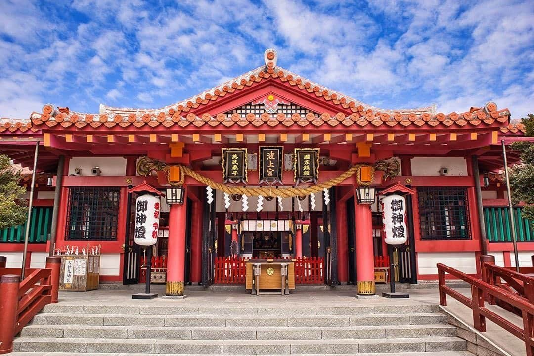 Be.okinawaさんのインスタグラム写真 - (Be.okinawaInstagram)「Prayers at the Naminoue Shrine for a brighter future and the health and safety of our friends all around the world 😌🙏 📷: @patchtraveltrip 📍: Naminoue Shrine  The Naminoue Shrine is one of the most popular shrines in Okinawa, located on top of a rock right beside the Naminoue Beach.  We keep posting photos, hoping that those would remind you of Okinawa and cheers you up. We look forward to welcoming you back to Okinawa in the near future! #okinawaathome #staysafe  #naminoueshrine #naha #波上宮 #那霸 #나미노우에신사 #나하 #神社 #歴史 #shrine #japaneseculture #beokinawa #visitokinawa」5月29日 16時00分 - visitokinawajapan