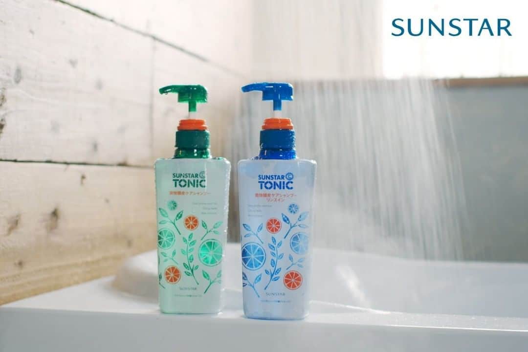 のインスタグラム：「【サンスター×cainz】 暑い時期になると、特に気になる頭皮のベタつきとニオイ。その原因となる皮脂を徹底除去し、突き抜ける爽快感を与えてくれる『トニック爽快頭皮ケアシャンプー』。 シャープな清涼感とその持続性を高めたサンスター独自の清涼成分”クールブライムメントール”を配合し、シャンプーとリンスインシャンプーの2種類をご用意しました。一度使うとクセになる爽快感で、女性リピーターが拡大中♪ パッケージは香りのシトラスハーブをモチーフに、サンスタートニックの「爽快感」「リフレッシュ感」を表現。 毎日頑張る女性にもスキッと爽快な洗い心地を感じてもらえ、透明感と爽やかさある女性にも親しみやすいナチュラルな北欧風デザインです。 . トニック 爽快頭皮ケアシャンプー 限定デザイン 価格 628円(税込) . トニック 爽快頭皮ケアシャンプー リンスインタイプ 限定デザイン 価格 628円(税込) . 詳しくはこちら http://www.cainz.com/jp/design_exhibition/item/4901616965737.html . ※一部店舗によりお取り扱いがない場合がございます。ご了承ください。 ※限定品により、なくなり次第終了となります。 . #カインズデザイン展vol5 #サンスター #トニック #シャンプー #リンスインシャンプー #頭皮ケア #メントール #シトラスハーブ #北欧風 #限定デザイン #designexhibition #sunstar #tonic #shampoo #twoinoneshampoo #cainz #cainzhome #カインズ #カインズホーム #くらしにららら」