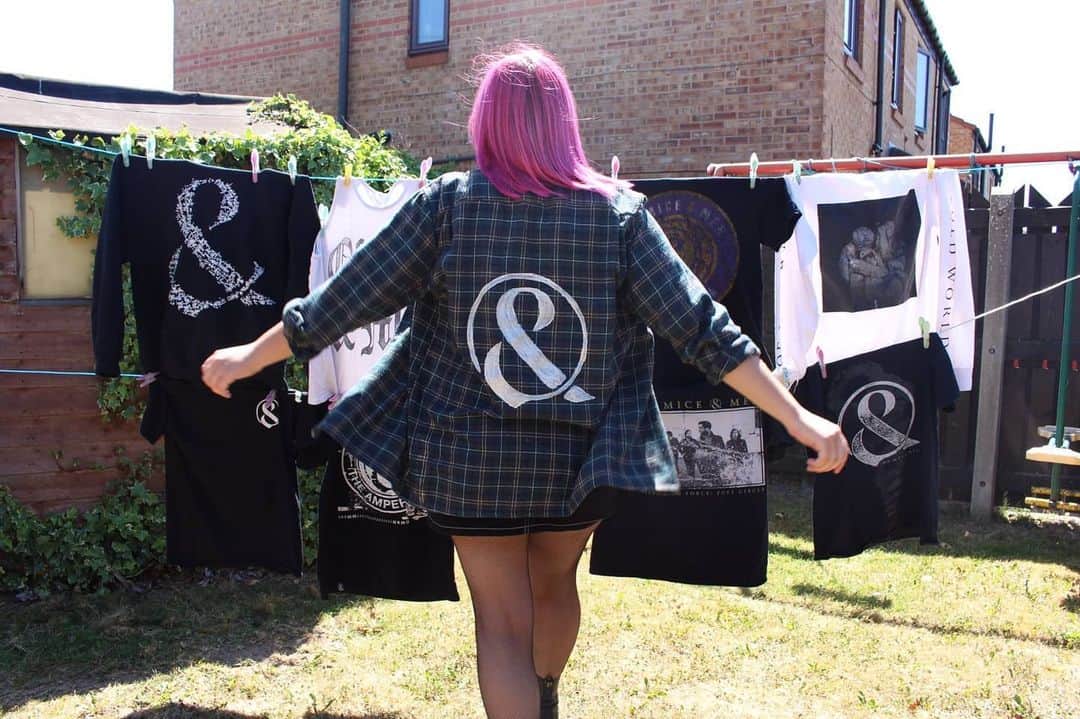 Of Mice & Menさんのインスタグラム写真 - (Of Mice & MenInstagram)「Got an awesome OM&M merch collection?! 🤔 • • • Tag us in your photos for a chance to be reposted here like the CEO of rockin' our merch @angel.whitexx 🤘」5月30日 2時56分 - omandm