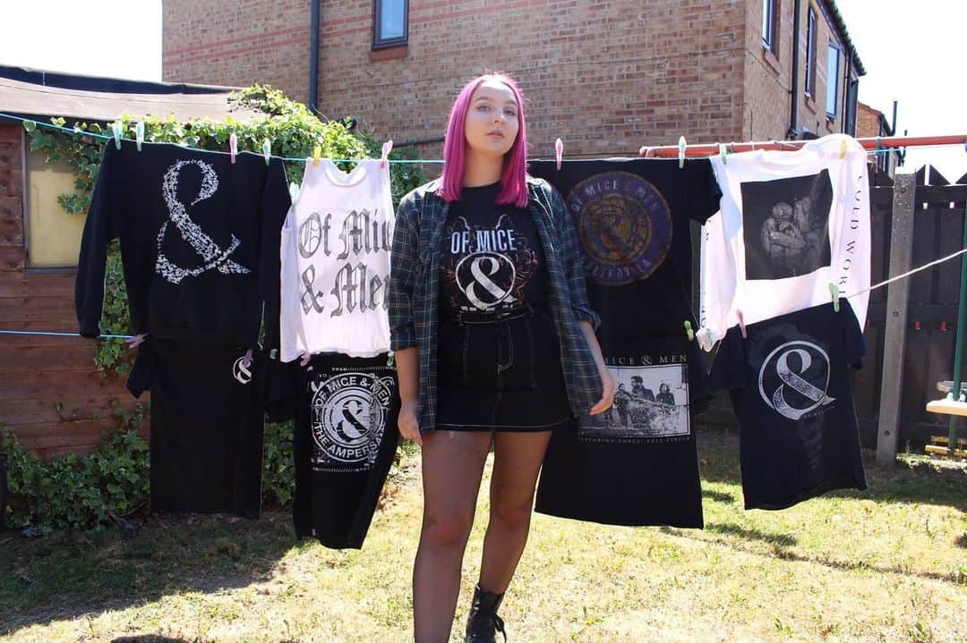 Of Mice & Menのインスタグラム：「Got an awesome OM&M merch collection?! 🤔 • • • Tag us in your photos for a chance to be reposted here like the CEO of rockin' our merch @angel.whitexx 🤘」