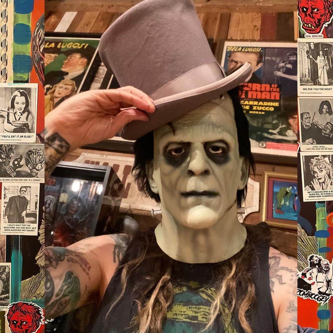 ロブ・ゾンビのインスタグラム：「Ta-da! Well, @godzillazombie just informed me it was Top Hat Friday! I’m all in! Join us one and all! 🎩 #tophatfriday #robzombie #godzillazombie #allthekidsaredoingit」