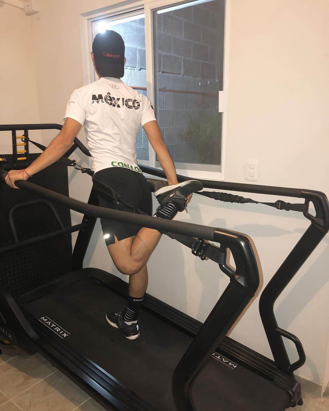 Donovan Carrillo Suazoのインスタグラム：「Esta mañana hice ejercicios de resistencia en mi S Drive Matrix,  la cual cuenta con un sistema de freno magnético dual que me permite realizarlos con mayor precisión, ajustándolos a diferentes alturas.」